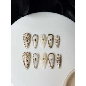 Uñas Artificiales Barrocas Color Marfil, Elegantes y Atemporales - Product Image 1
