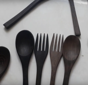 Cuchara de cocina de madera de teca natural, elaborada para tareas de mezcla y cocción, con formas distintivas talladas, producida en Vietnam. - Product Image 1