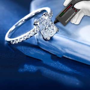 Bagues Moissanite 2ct Radiant Cut pour femmes, Bagues en diamant créées par laboratoire de clarté VVS1 Or blanc 14K Vermeil Double ClawMoissanite - Product Image 2