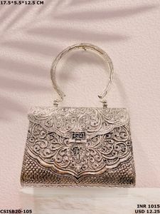 Bolsos de mano en relieve de metal en forma de rectángulo hechos a medida para niñas estilo de moda con adornos de piedra para fines de reventa - Product Image 4