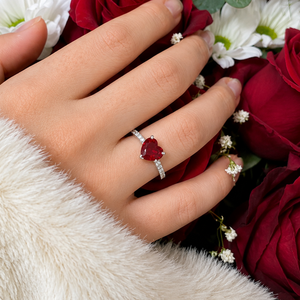 Anillo de Plata con Corazón Rojo Brillante de Talla Única, Moderno y Elegante, con Baño de Rodio en Oro Rosa de 18K - Product Image 1