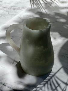 เหยือกน้ำเรซินดีไซน์คลาสสิกทำจากเรซิ่นโพลีเอสเตอร์พร้อมลวดลายหมุนสำหรับใช้ในครัวของขวัญคริสต์มาส - Product Image 4