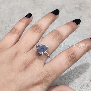 แหวนเงินแท้ 925 ประดับพลอยแทนซาไนต์ธรรมชาติ ปรับขนาดได้ สำหรับผู้หญิง  แหวนแบบหนามเตย  หินดิบ  ของขวัญวันเกิดเดือนธันวาคม - Product Image 4