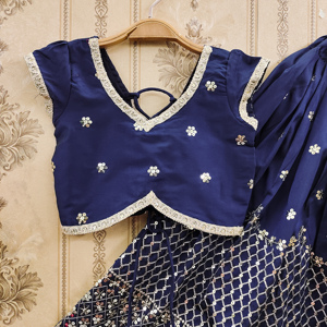 Conjunto de Lehenga Choli de Novia para Niñas, Diseño de Alta Costura, Color Azul Rey, Completamente Cosido, de Poliéster, Largo hasta el Suelo, con Lentejuelas Bordadas, para Bodas - Product Image 3