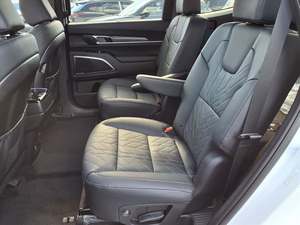 Kia Telluride SX-Prestige X-Line AWD 2025 Usada Blanca con Techo Panorámico, Arranque Remoto, Asientos de Cuero y Tercera Fila de Asientos - Product Image 4