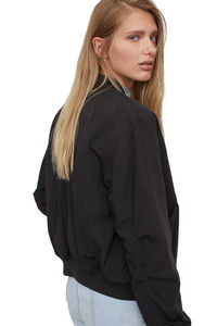 แจ็คเก็ตบอมเบอร์ผู้หญิงแบบหนาสำหรับฤดูหนาว ปี 2025 รับสกรีนโลโก้ แจ็คเก็ตบอมเบอร์ผู้หญิงแบบหนา อุ่น มีกระเป๋าสั่งทำ คุณภาพสูง ระบายอากาศได้ดี - Product Image 5