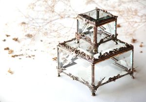 Joyero de latón y vidrio de inspiración victoriana con delicado trabajo en metal para una organización de joyería exquisita y sofisticada - Product Image 5