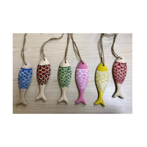 Poisson élégant en bois sculpté pour l'affichage de la pièce façonné à la main par des artisans pour un décor rustique minimaliste ou traditionnel - Product Image 5