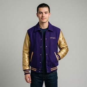 เสื้อแจ็คเก็ต Letterman สีม่วงทอง ตัวเสื้อทำจากผ้าขนสัตว์ แขนเสื้อถักแบบริบ คอปกและปลายแขนเสื้อถักแบบริบ ติดกระดุมแป๊กด้านหน้า โลโก้สั่งทำได้ เสื้อผ้าสตรีทแวร์ เสื้อคลุมสำหรับผู้ชาย - Product Image 1