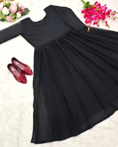 Vêtements et accessoires Georgette Naira Cut Kurti pour filles Robe à usage décontracté disponible en grande quantité depuis l'Inde - Product Image 4