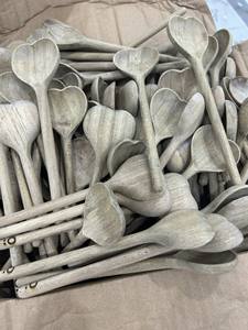 Cuillère en bois massif, ustensile de cuisine conçu pour une utilisation quotidienne durable et pour la vente au détail - Product Image 2