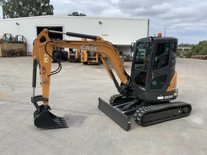 Miniexcavadora Case CX37C 2022 con cabina, dos velocidades, joystick auxiliar de 2 vías, brazo proporcional largo con soporte para pulgar y orugas de goma. - Product Image 1