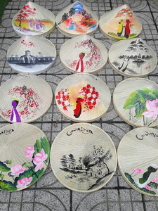 Sombrero cónico pintado con bordado de arte tradicional de Vietnam, sombrero cónico en forma de pirámide con correas, sombrero cónico de hoja de palma de varios tamaños - Product Image 2