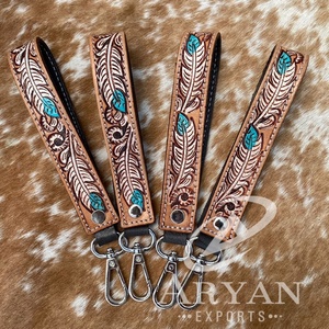 Turquesa y pluma blanca Tooled Wristlet Llavero de cuero Llavero personalizado-Cowgirl Car Key Western Key Strap Llavero de muñeca - Product Image 1