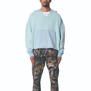 เสื้อฮู้ดดี้ผู้ชายทรงบ็อกซี่ คอวี แขนยาว ทรงหลวม ผ้าคอตตอนสโตนวอช แต่งขาดๆ พร้อมกระเป๋าจิงโจ้ - Product Image 2