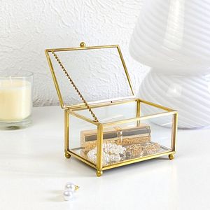 Joyero de vidrio de forma rectangular hecho de metal y vidrio adornado en un color dorado - Product Image 4