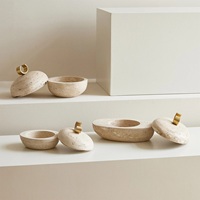 Boîte à bijoux en pierre de travertin artisanale avec couvercles en laiton offrant une texture naturelle, un design durable et un charme de décoration intérieure moderne
