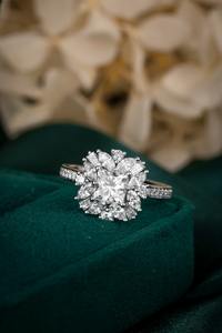 PT900 Vintage Classy Lab Grown Diamond Ring Joyería fina - Product Image 2