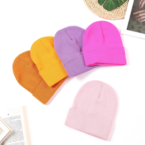 Vente en gros de bonnets classiques personnalisés avec votre propre logo chapeaux tricotés de couleur unie chapeau chaud patchs personnalisés bonnets - Product Image 4