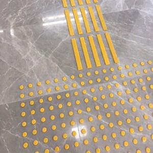 พื้นผิว PVC แบบจุดขนาด 40x40 ซม. สำหรับผู้พิการ ใช้ติดตั้งบนพื้นผิวโดยไม่ต้องใช้เทปกาว - Product Image 3