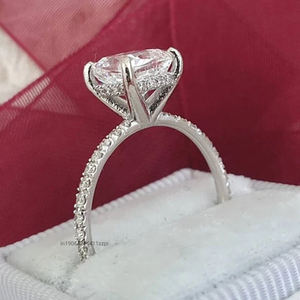 Bague solitaire Moissanite faite à la main en 2.20 carats totaux avec halo caché et demi-bande d'éternité idéale pour les vêtements de mariée - Product Image 3