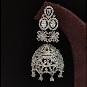 Boucles d'oreilles élégantes à la mode avec finition en argent avec zircon accessoires de mariage en pierre principalement en laiton pour les cadeaux - Product Image 1