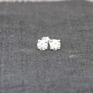 Boucles d'oreilles en diamant coupe ronde pour femme - Product Image 4