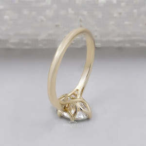 Anillo de Compromiso con Diamante Ovalado Cultivado en Laboratorio, Certificado por IGI, con Engaste Solitario de 6 Puntas - Product Image 5