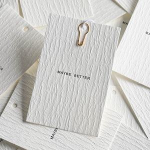 फैशन लोगो नि: शुल्क नमूने नई डिजाइन कम कीमत लक्जरी लेबल मुद्रण परिधान टैग उभरा कागज कस्टम कपड़े Hangtag - Product Image 2