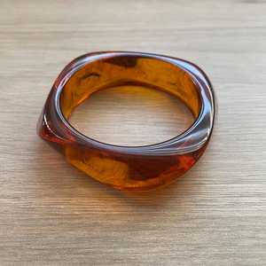 กำไลข้อมือเรซินสีน้ำเงินสีแดงดีไซน์เนอร์ที่ทำด้วยมือกำไลข้อมือเรซินที่มีเอกลักษณ์เฉพาะสำหรับเพื่อนเจ้าสาวของขวัญแต่งงานงานฝีมืออื่น - Product Image 5