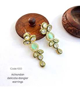 Pendientes artesanales Kundan Jhumkas Pearl Meenakari para novias y amantes de la moda - Product Image 3