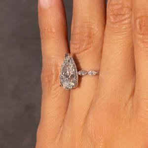 Anillo de Compromiso con Corte Pera Certificado por IGI, Halo Oculto y Banda con Pavé de Diamantes Marquise - Product Image 3