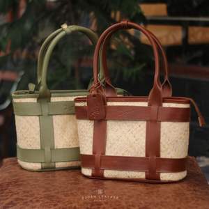 Bolso de mano Pandanus tejido a mano de primera calidad Diseño estructurado con asas de cuero de grano completo verde salvia Hecho a mano por artesanos indonesios - Product Image 6