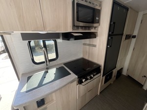 Caravanes de voyage d'occasion Winnebago Industries Hike H210RB 2021 - Product Image 3
