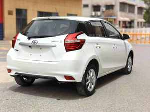 Asequible Toyota Yaris 2021 Hatchback Coche usado Limpieza Interior Bajo kilometraje Disponible ahora - Product Image 4