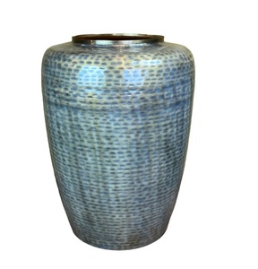 Florero de hierro metálico de alta calidad con trabajos decorativos en relieve para hogares, oficinas y arreglos florales para eventos de lujo - Product Image 1