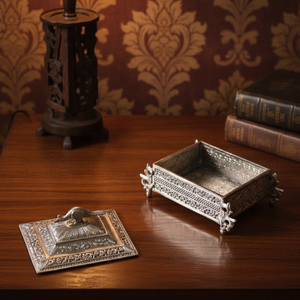 Boîte Art Déco traditionnelle indienne en métal argenté avec finition paon, coffret de rangement pour Puja, conteneur sculpté pour fruits secs, décoration de la maison pour Diwali - Product Image 6
