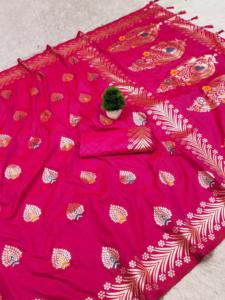 Saree en soie Banarasi de créateur avec pompons de tissage Meenakari et Zari à la fin de Pallu jumelé à une pièce de chemisier en soie douce - Product Image 5