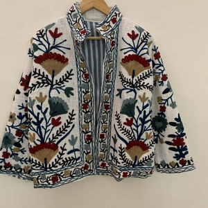 Suzani ควิลท์ปักลายดอกไม้แจ็คเก็ต Boho ฤดูหนาวแจ็คเก็ตมือปักสำหรับของขวัญสำหรับผู้หญิงสำหรับเสื้อโค้ทสั้นของเธอ - Product Image 1