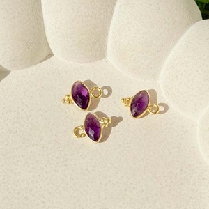 Colgante con Bisel de Amatista, Forma de Marquesa, Dije Delicado Chapado en Oro con Tres Piedras Rawa, Se Vende por Pieza - Product Image 4