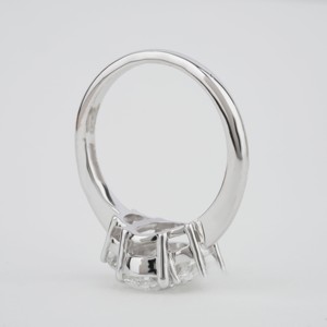 Anillo de diamantes de laboratorio de tres piedras de corte ovalado personalizado Anillo de novia de boda de oro blanco ovalado de trilogía de 3 quilates ovalado con diamante de media luna - Product Image 4