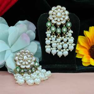 Boucles d'oreilles Kundan au design classique moderne avec perles suspendues Pierres non coupées Meilleure qualité Mode Dangle Regal Touch Pierres non coupées - Product Image 4