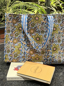 กระเป๋าโท้ทลายดอกไม้แบบควิลท์ ผลิตในอินเดีย เป็นมิตรกับสิ่งแวดล้อม ปักลายแบบเปิด ปรับแต่งได้ เหมาะสำหรับฤดูหนาว ฤดูใบไม้ผลิ นักเดินทาง และคนชอบไปเที่ยวชายหาด - Product Image 2