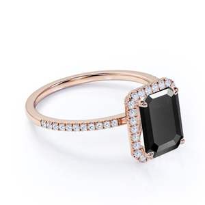 Anillo de Compromiso Bonito de Oro Rosa con Diamante Cultivado en Laboratorio en Blanco y Negro con Corte Esmeralda - Product Image 1