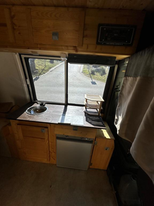 Camion d'occasion 2024 35C18 essence/gaz 177 CV 1-25 000 miles 2 couchettes 2 essieux transmission automatique pneus R18 conduite à gauche sièges en tissu - Product Image 4