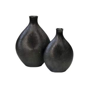 Florero de metal con acabado negro antiguo elegante y asequible, perfecto para crear impresionantes exhibiciones florales en cualquier espacio - Product Image 1