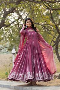 Robe de soirée et de mariage au design tendance, en faux georgette, avec broderie lourde de sequins et dupatta brodé de sequins - Product Image 4