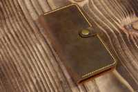 Étui de téléphone en cuir de vache véritable vieilli fait à la main avec sangle magnétique robuste, personnalisé, motif floral en relief