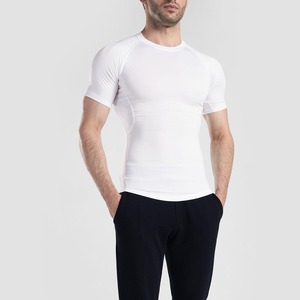 Camisa de compresión de Spandex/poliéster hecha en fábrica Manga corta Tamaño cómodo Logotipo impreso personalizado Calidad confiable Rash Guard - Product Image 1