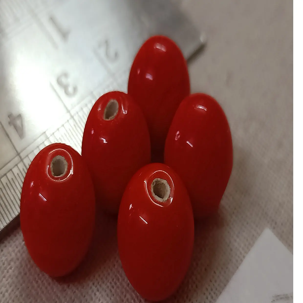 Manik-manik Kaca Bundar Buatan Khusus dengan Warna Merah Tersedia Dalam Ukuran 10 Mm Ideal untuk Desainer Perhiasan dan Toko Manik-manik dan Cocok untuk